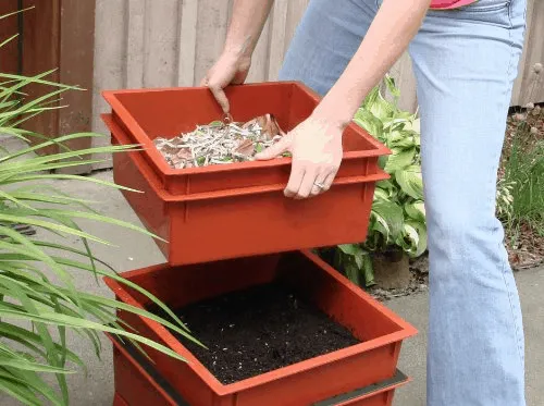 Example of a tray system worm compost bin design